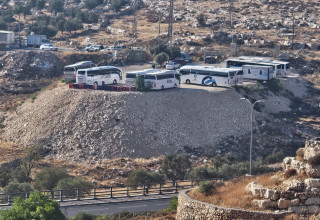 חניון האוטובוסים הפיראטי ששולט על מחלף בן ציון נתניהו (צילום: תנועת רגבים)