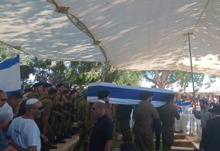 אבל כבד בדימונה: החל מסע ההלוויה של חלל צה"ל אסף זמיר ז"ל (צילום: דן בוניבידה חדשות הדרום 24)