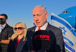 נתניהו לפני ההמראה לוושינגטון  (צילום:  אנה ברסקי)