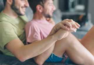 גילויי חיבה פומביים. החוקרים ממליצים על המגע (צילום: שאטרסטוק)