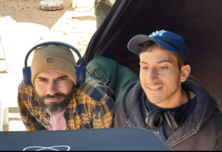 שחר ועידו על סט הצילומים לסרט (צילום: רביד מימון)