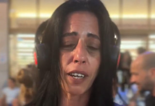 עינב צנגאוקר מאזינה לדיווח הדמיוני על החזרת החטופים (צילום: קבוצת "חסמה")