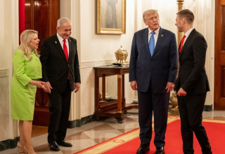 דונלד טראמפ ומשפחת נתניהו (צילום: Official White House Photo by Daniel Torok)