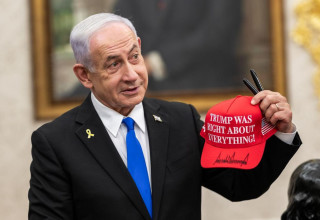 בנימין נתניהו עם כובע חתום של טראמפ (צילום: הבית הלבן)