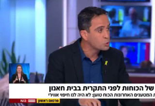 אלמוג בוקר באולפן חדשות 12 (צילום: צילום מסך N12)