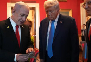 בנימין נתניהו מעניק לדונלד טראמפ את המזוזה בצורת מפציץ B-2 (צילום: ללא קרדיט)