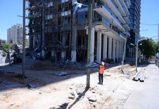 בניין שנפגע מטיל ברמת גן (צילום: אבשלום ששוני)