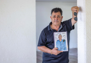 איציק מויאל עם הספר שהוציא לזכר אחיו, “צעד אחרון קדימה”  (צילום: יוסי אלוני)