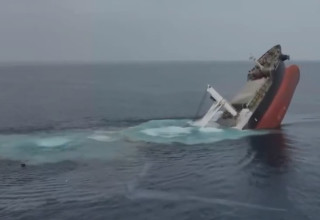 החות'ים מטביעים ספינה בים האדום (צילום: צילום מסך)