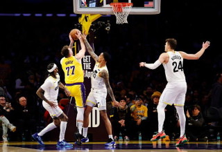 לוקה דונצ'יץ' עולה לסל מול ג'ון קולינס (צילום: Getty images)