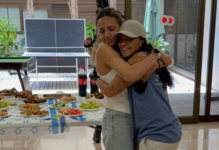 רומי גונן ואמילי דמארי (צילום: מטה משפחות החטופים)
