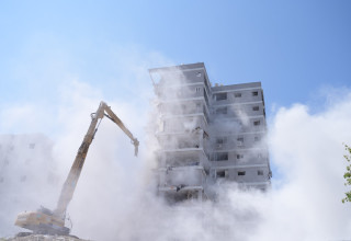 הריסות הבניין בבת ים (צילום: אבשלום ששוני)