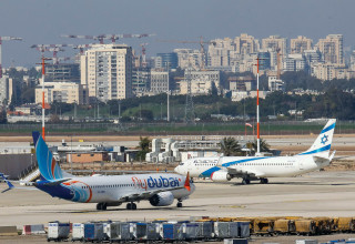 מטוסים חונים בנתב"ג (צילום: מרק ישראל סלם)