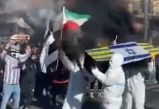 אוהדי אול בויס עם ארון קבורה ועליו דגל ישראל (צילום: תיעוד ברשתות חברתיות לפי סעיף 27 א' לחוק זכויות יו)