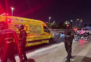 ניידת טיפול נמרץ ושוטרים (צילום: תיעוד מבצעי מד"א)