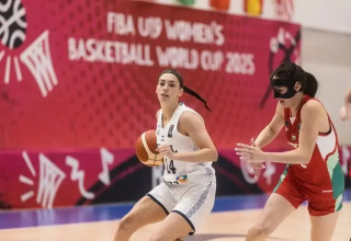 עמדה בציפיות. רביב (צילום: אתר רשמי, FIBA)
