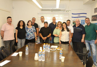 קוניק עם העובדים שבתיהם נפגעו בתקיפה מאיראן (צילום: עיריית גבעתיים)