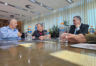 פגישה עם שר הביטחון כ"ץ לפיתוח הביטחון והתעשיות בערד (צילום: עיריית ערד)