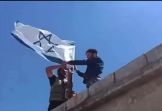 דרוזים מניפים דגל ישראל בסוריה  (צילום: רשתות חברתיות)