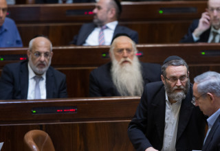 בנימין נתניהו עם ח"כ חרדים במליאה (צילום: יונתן זינדל, פלאש 90)