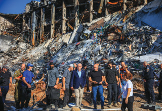 נתניהו בזירת הנפילה במכון וייצמן (צילום:  איתי רון פלאש 90)