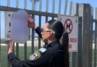 הדבקת צו הסגירה במתחם האימונים ברמת השרון (צילום: דוברות המשטרה)