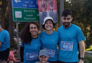 מתנדבים בבית הגלגלים: נועם פיין יושב, נעם קליינר עומד מימין (צילום: עמותת בית הגלגלים)