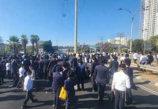 הפגנת הפלג הירושלמי בבני ברק בכביש 4 נגד גיוס חרדים לצה"ל (צילום: שמעון ברוך/TPS)