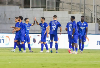 שחקני עירוני טבריה חוגגים עם גיא חדידה (צילום: קובי אליהו)