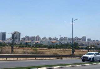 הכביש באם המושבות בפתח תקווה (צילום: אבשלום ששוני)