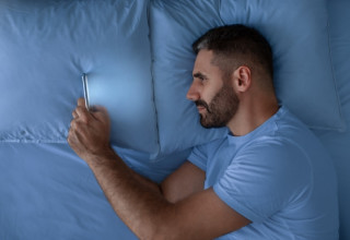 גבר בטלפון (צילום: שאטרסטוק)