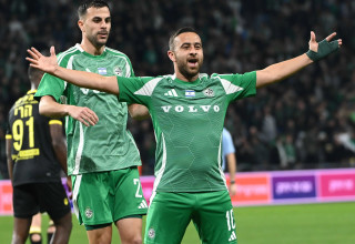 דיא סבע שחקן מכבי חיפה חוגג שער, מאחוריו דין דוד (צילום: ברני ארדוב)