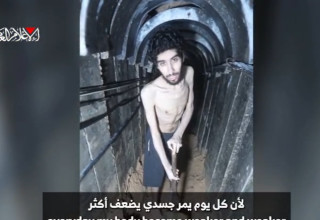 החטוף אביתר דוד חופר את הקבר של עצמו בסרטון אות החיים שפרסם חמאס (צילום: מטה משפחות החטופים)