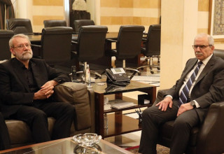 עלי לאריג'אני ונוואף סלאם (צילום: צילום מסך רשתות ערביות)