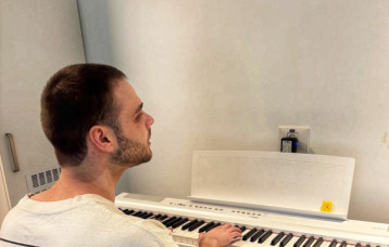 שורד השבי אלון אהל מנגן בפסנתר בבית החולים (צילום: צילום מסך אינסטגרם)