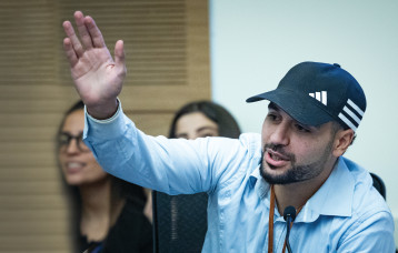 פעיל הימין מרדכי דוד בוועדה לביטחון לאומי, 24.11.25 (צילום: חיים גולדברג, פלאש 90)