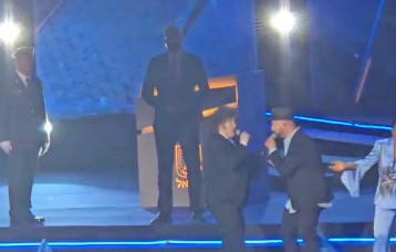 נשיא ארגנטינה חאבייר מיליי שר בחזרה הגנרלית לטקס יום העצמאות (צילום: שימוש לפי סעיף 27א')