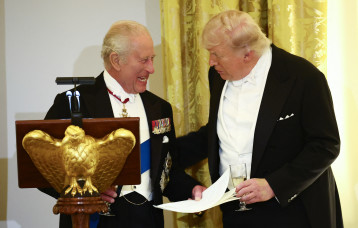 המלך צ'ארלס ודונלד טראמפ (צילום: HENRY NICHOLLS / AFP via Getty Images)