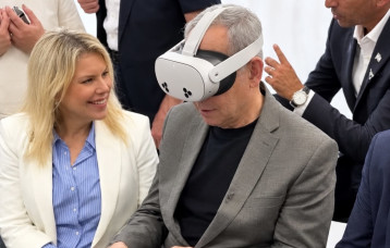 בנימין נתניהו עם משקפי מציאות מדומה (צילום: צילום מסך רשת X)