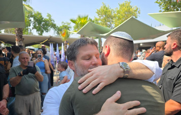 בצלאל סמוטריץ' ובנו בניה (צילום: צילום מסך מתוך X (לשעבר טוויטר))