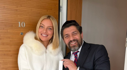 מאור ברוכמן קובעת מזוזה עם רב הסלבס מרדכי חסידים (צילום: יח"צ)