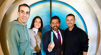 רב הסלבס מרדכי חסידים קובע מזוזה בבית האח הגדול (צילום: יחצ)