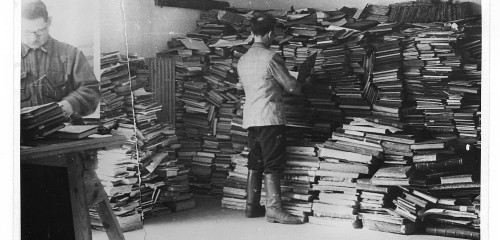 אסירים יהודים ממיינים ספרים ומסמכים בבנייני ייווא. וילנה, 1942 (צילום: YIVO institute)