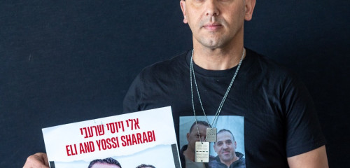 שרון שרעבי עם תמונת אחיו יוסי ז"ל ואלי (צילום: יוסי אלוני)
