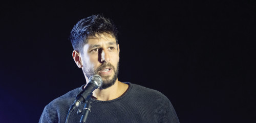 עידן עמדי נואם בהפגנת הימין (צילום: יונתן זינדל פלאש 90)