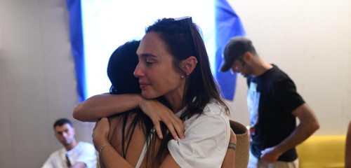 גל גדות מחזקת את משפחות החטופים (צילום: ליאור רוטשטיין)