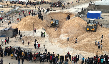 דחפורים של חמאס בחיפוש אחר גופות של חטופים בחאן יונס (צילום: רויטרס)