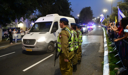 ארונו של החלל החטוף מגיע למכון לרפואה משפטית (צילום: אבשלום ששוני)