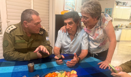 אייל זמיר בבית משפחת גולדין (צילום: דובר צה"ל)