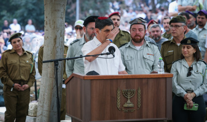 שמחה גולדין מצדיע לבנו הדר בהלוויה (צילום: חיים גולדברג פלאש 90)